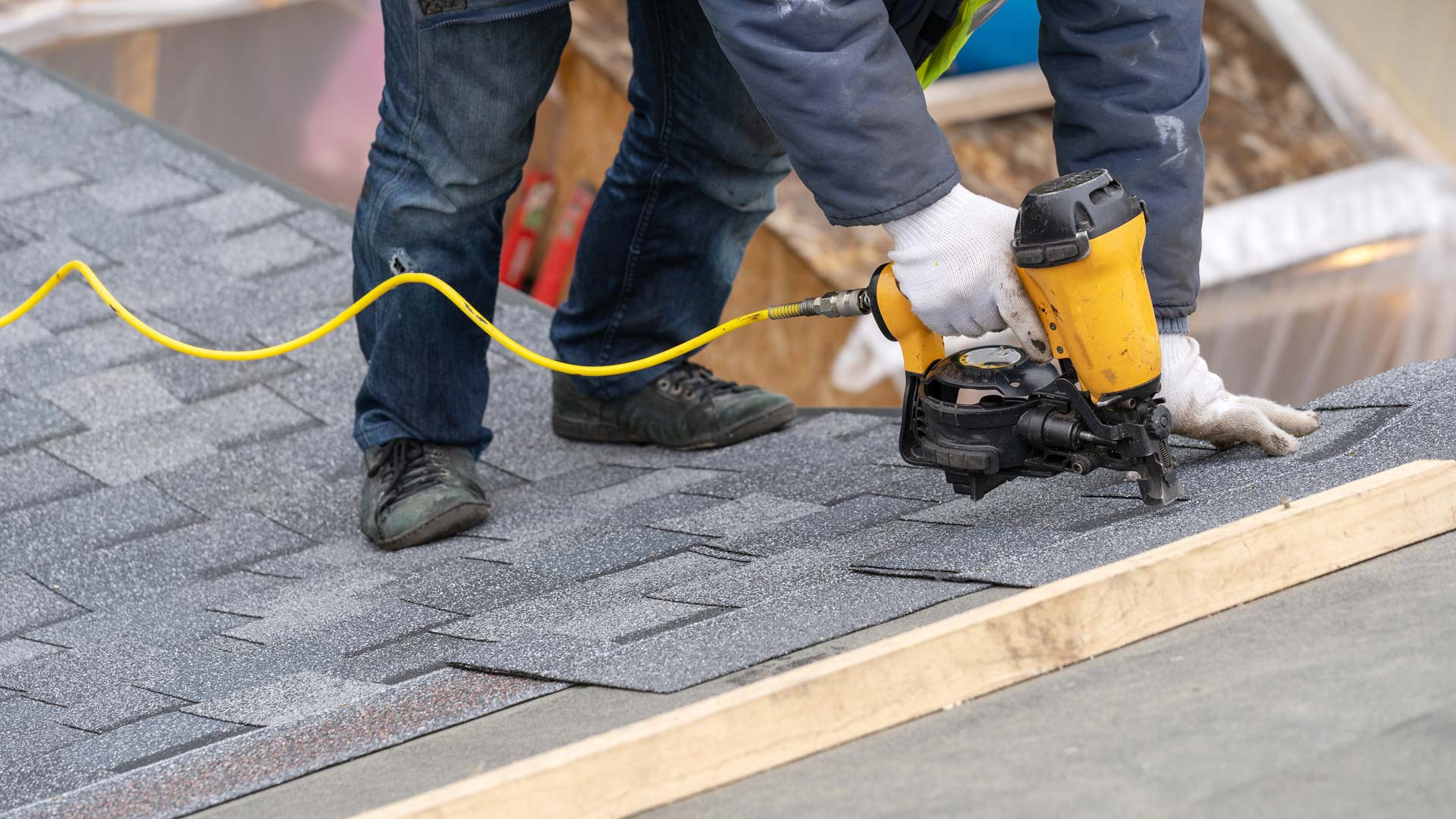 roofer-nail-gun